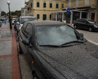 Λασποβροχή λερώνει τα αυτοκίνητα