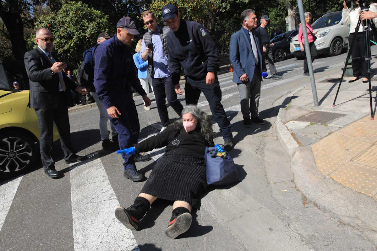 Η Ελένη Λουκά έξω από το Προεδρικό Μέγαρο κατά την ορκωμοσία του νέου σχήματος της Κυβέρνησης