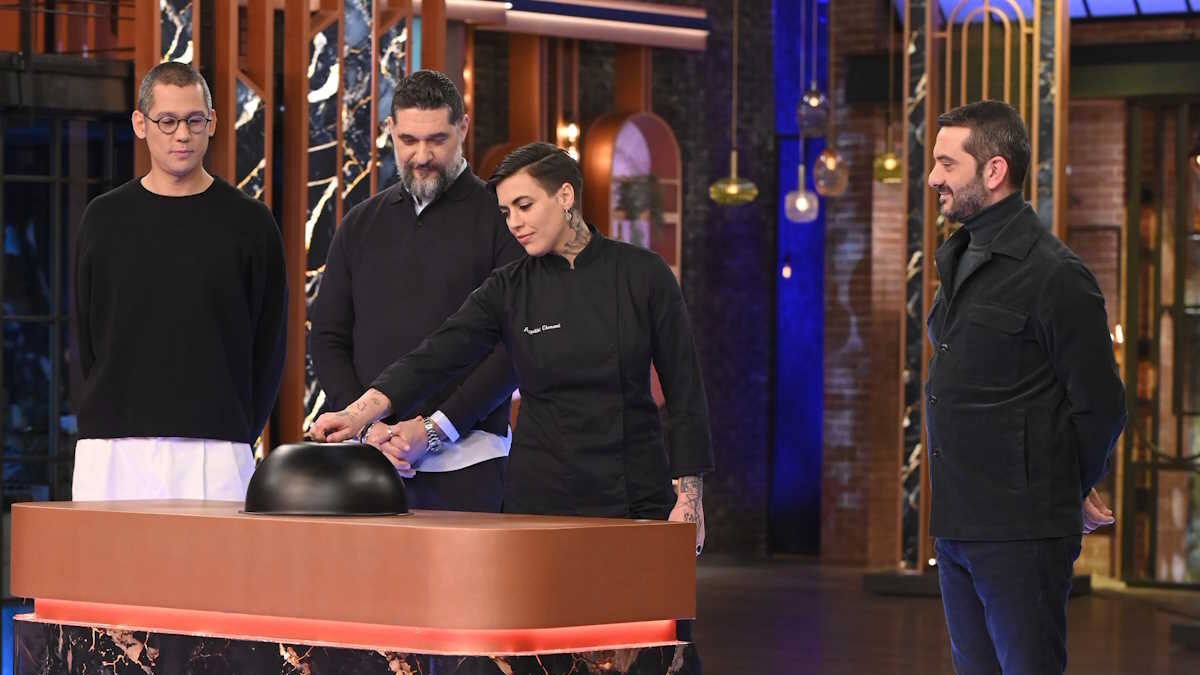 Οι κριτές του MasterChef, Σωτήρης Κοντιζάς, ο Πάνος Ιωαννίδης και ο Λεωνίδας Κουτσόπουλος με την καλεσμένη chef, Αγγελική Χαραμή