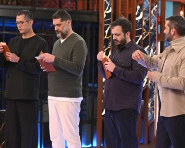 Σωτήρης Κοντιζάς, Πάνος Ιωαννίδης, Νίκος Τσόλης και Λεωνίδας Κουτσόπουλος ανακοινώνουν τις βαθμολογίες των πιάτων παικτών του MasterChef