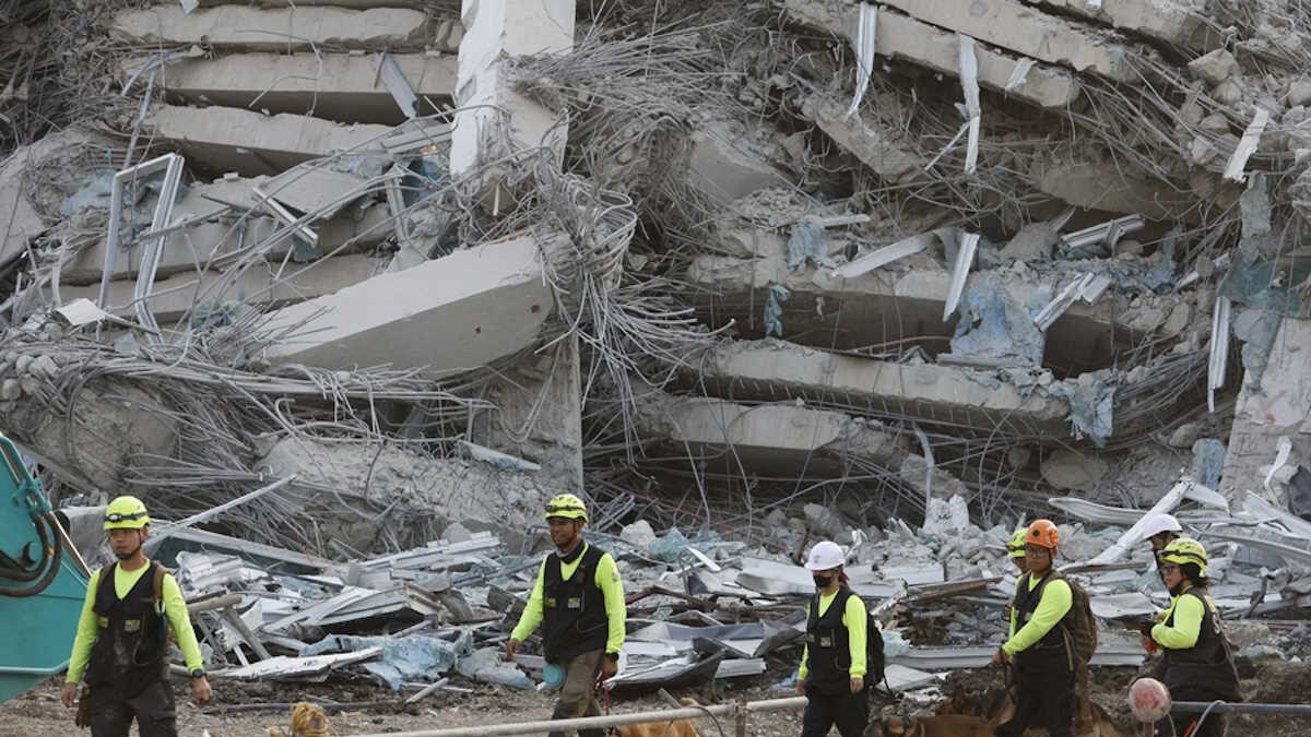 Συντρίμμια από τον τρομερό σεισμό των 7,7 Ρίχτερ στη Μιανμάρ