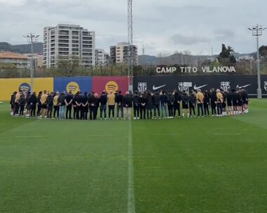 Μπαρτσελόνα: Παίκτες και τεχνικό επιτελείο κράτησαν ενός λεπτού σιγή, στη μνήμη του γιατρού της ομάδας που πέθανε