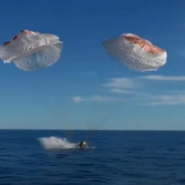 Η κάψουλα της NASA με τους αστροναύτες