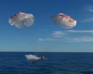 Η κάψουλα της NASA με τους αστροναύτες