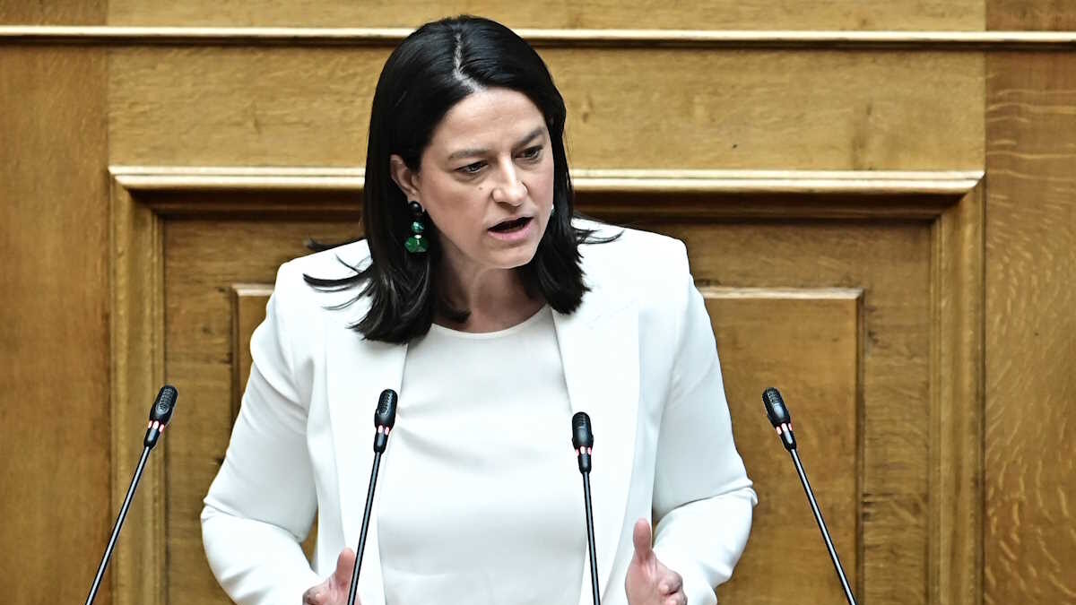 Η Υπουργός Εργασίας και Κοινωνικής Ασφάλισης στο βήμα της Ολομέλειας της Βουλής