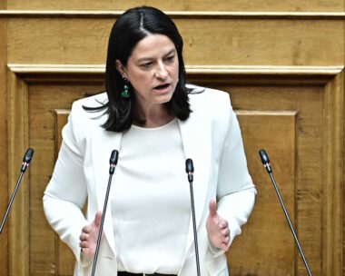 Η Υπουργός Εργασίας και Κοινωνικής Ασφάλισης στο βήμα της Ολομέλειας της Βουλής