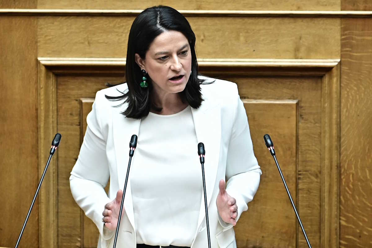Η Υπουργός Εργασίας και Κοινωνικής Ασφάλισης στο βήμα της Ολομέλειας της Βουλής