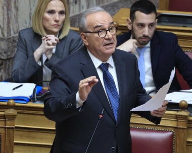 Ο Νίκος Παπαθανάσης στην Βουλή