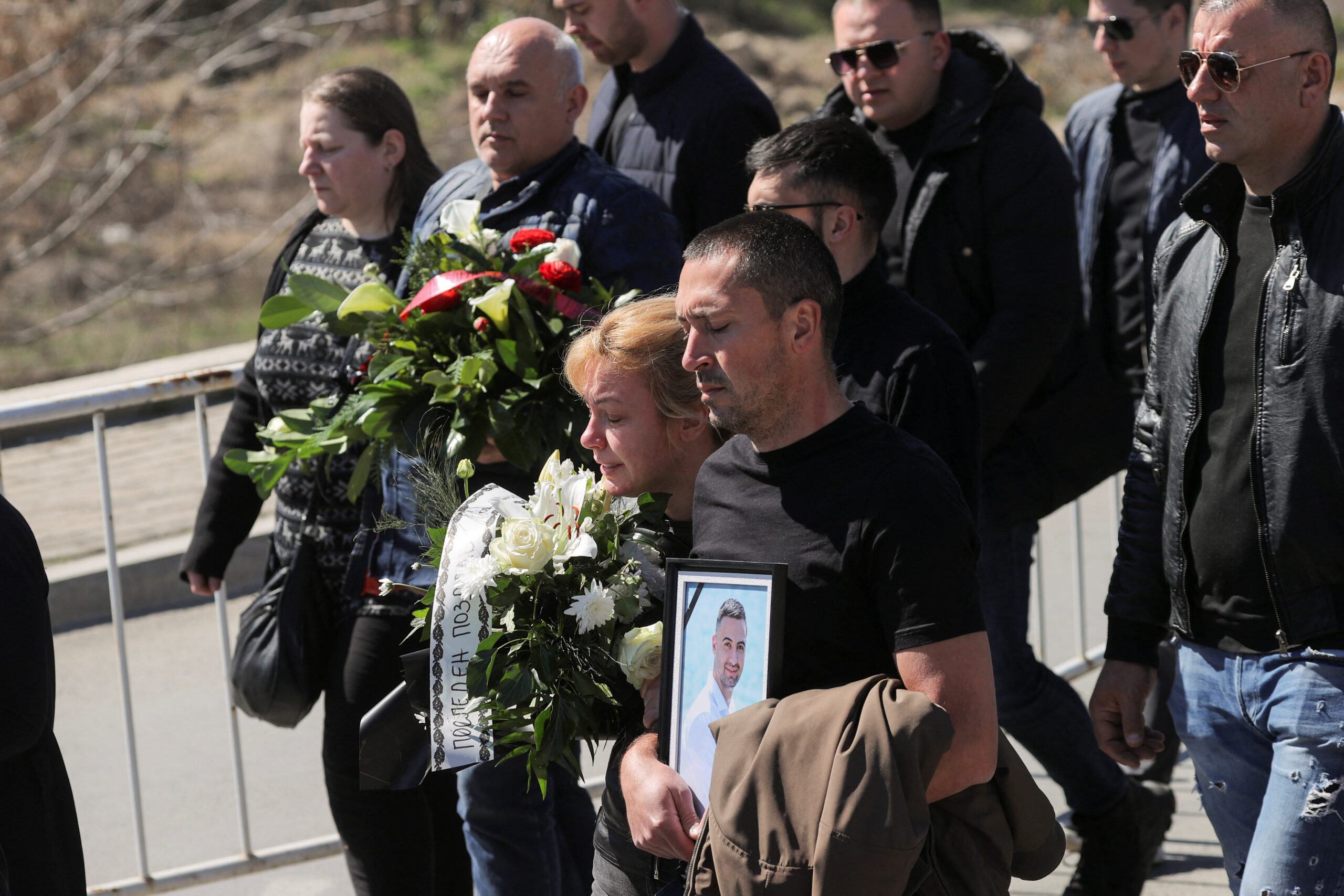 Βόρεια Μακεδονία: Κραυγές απόγνωσης, θρήνος κι οργή στην κηδεία των θυμάτων της τραγωδίας στο κλαμπ του Κότσανι