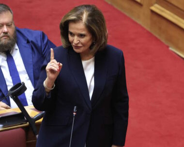 Η Ντόρα Μπακογιάννη στη Βουλή