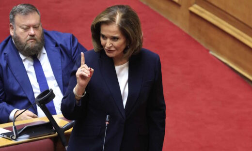 Η Ντόρα Μπακογιάννη στη Βουλή