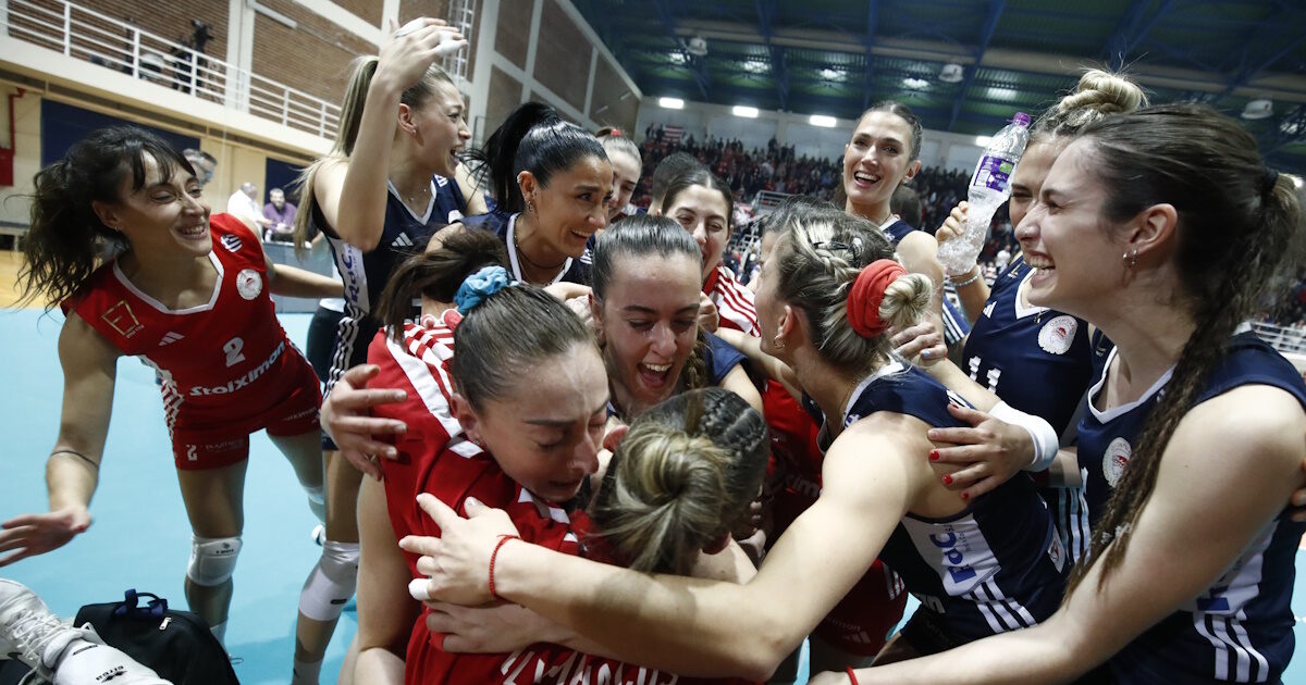 Melina Emmanouilidou of Olympiacos was injured in the Volleyball Cup final – tearful, celebrating the hugs of her teammates