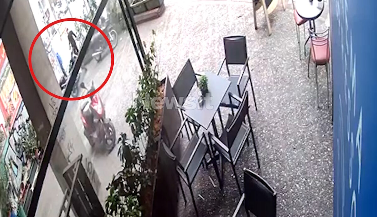 Η στιγμή της μεταφοράς του νεκρού άστεγου