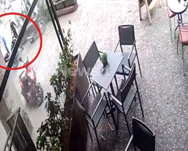 Η στιγμή της μεταφοράς του νεκρού άστεγου