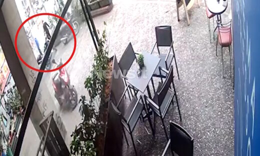 Η στιγμή της μεταφοράς του νεκρού άστεγου