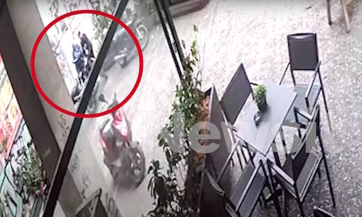 Η στιγμή της μεταφοράς του νεκρού 57χρονου άστεγου