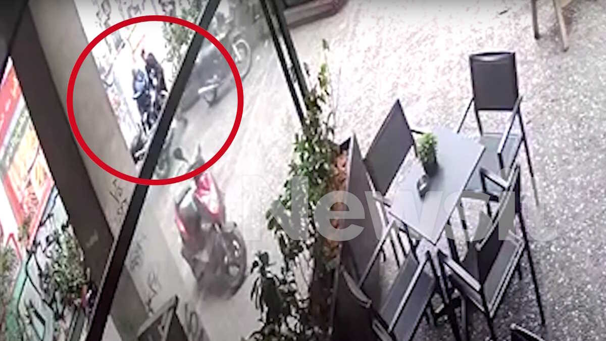 Η στιγμή της μεταφοράς του νεκρού 57χρονου άστεγου