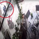 Η στιγμή της μεταφοράς του νεκρού 57χρονου άστεγου