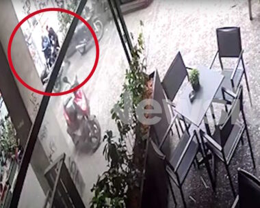 Η στιγμή της μεταφοράς του νεκρού 57χρονου άστεγου
