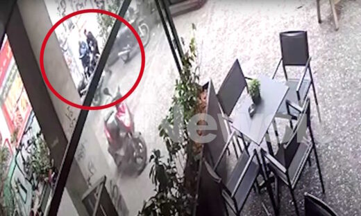 Η στιγμή της μεταφοράς του νεκρού 57χρονου άστεγου