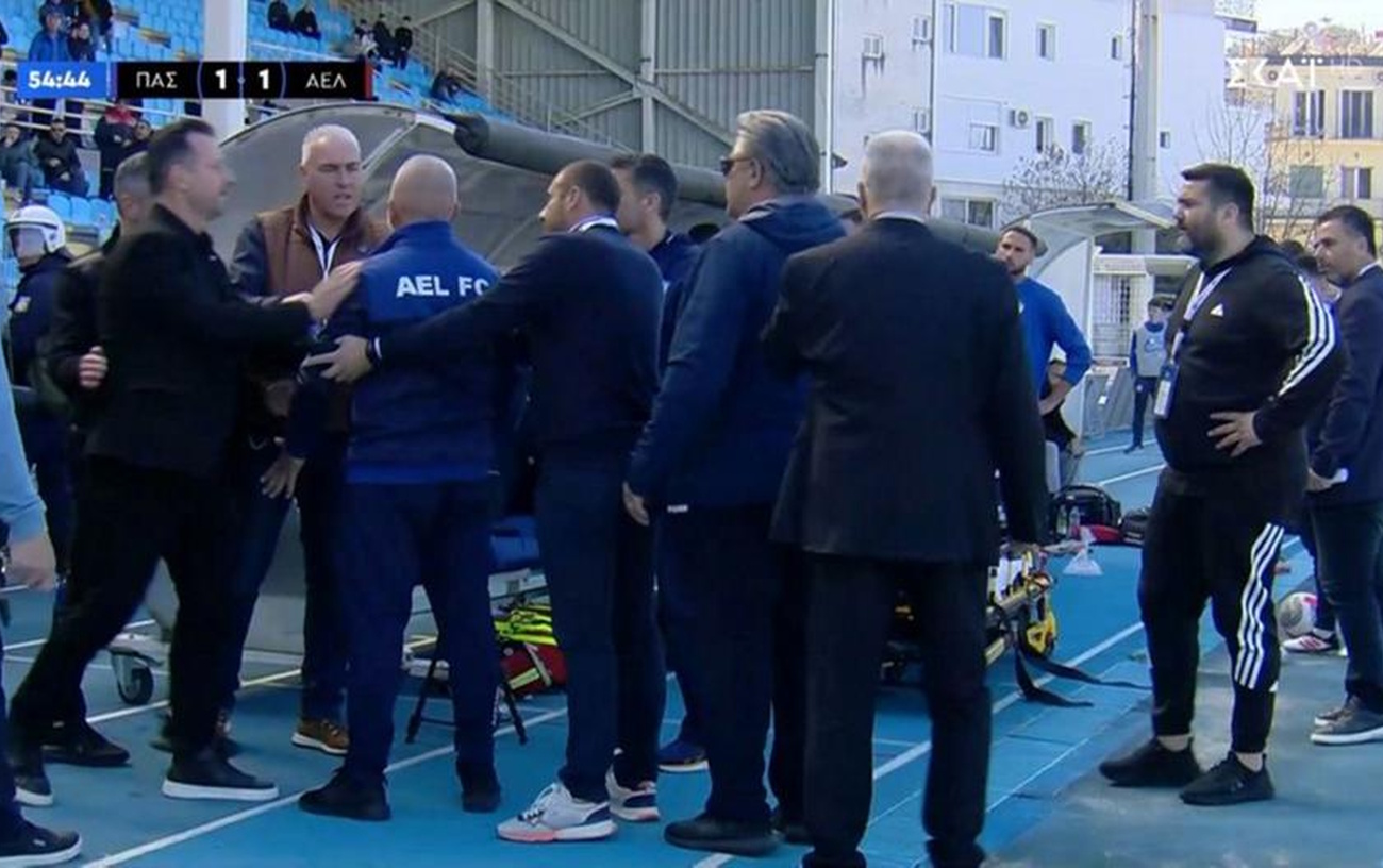 ΠΑΣ Γιάννινα – ΑΕΛ: Ρίψη μπουκαλιού, τραυματισμός μέλους των φιλοξενούμενων και προσωρινή διακοπή