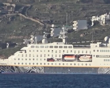 Το κρουαζιερόπλοιο στο λιμάνι της Μυκόνου