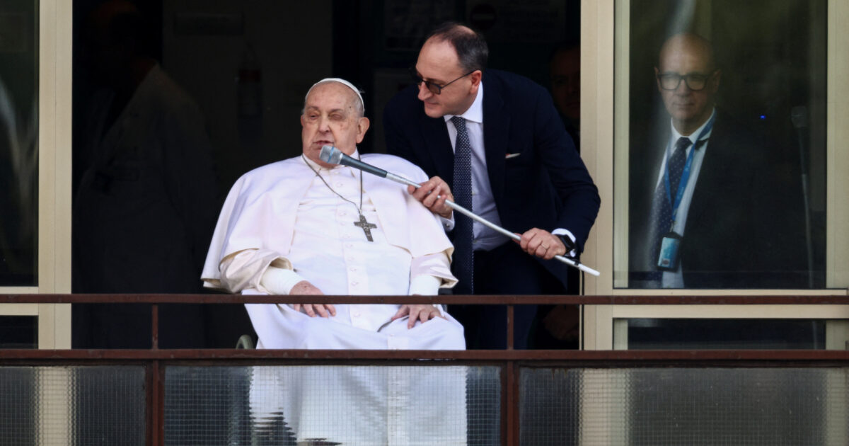 Pope Francis blessed the faithful from the hospital balcony – “Thank you all”