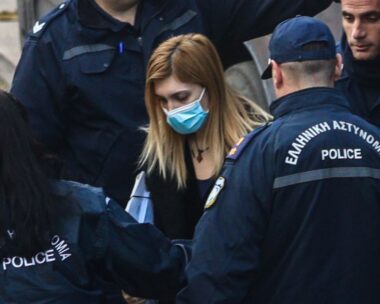 Η Ρούλα Πισπιρίγκου έξω από το δικαστήριο