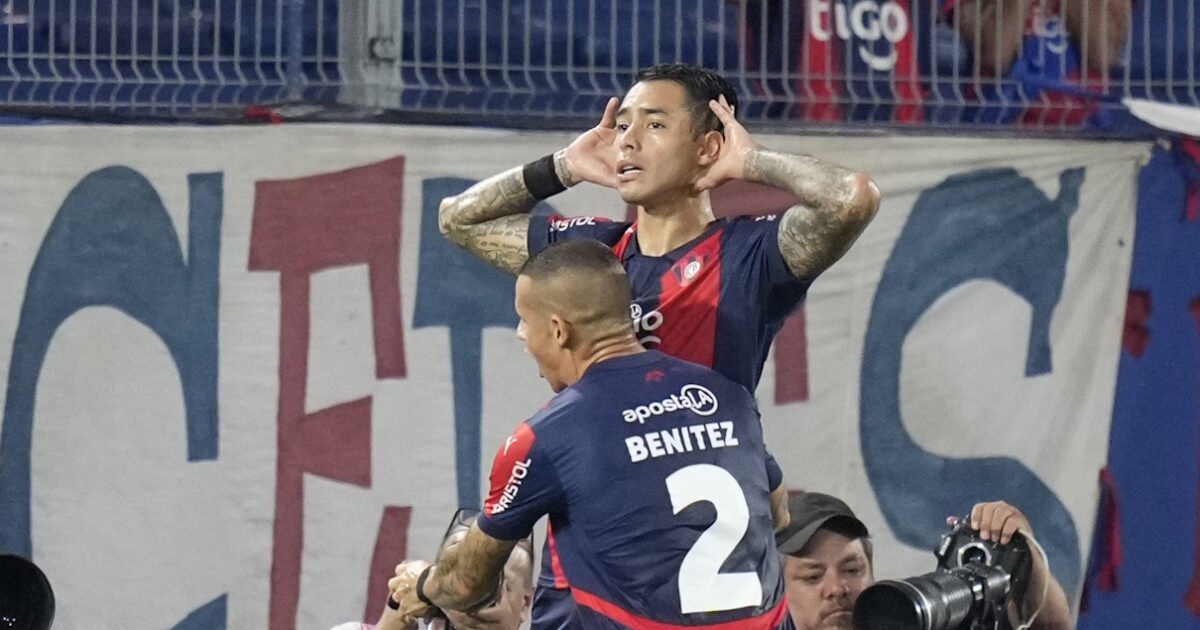 Sergio Araujo scored after two months and apologized for his disciplinary offense