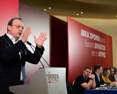 Ο Πρόεδρος του ΣΥΡΙΖΑ, Σωκράτης Φάμελλος στο βήμα της συνεδρίασης της Κεντρικής Επιτροπής του κόμματος