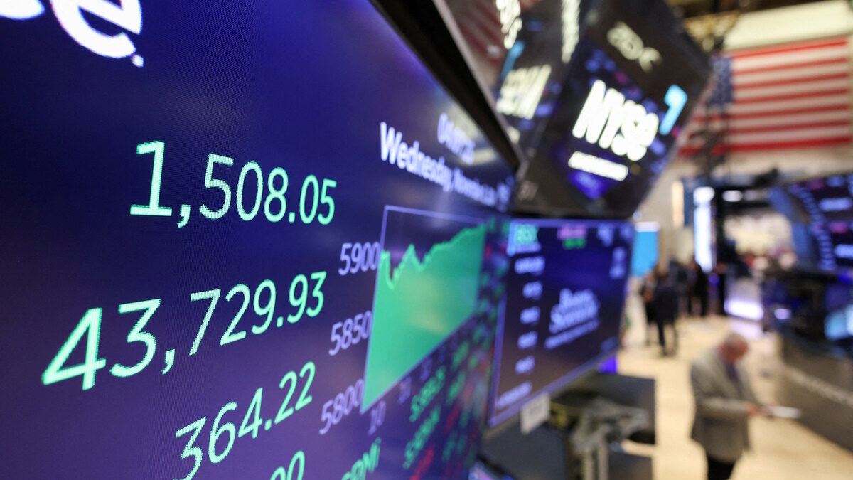 Traders work on NYSE floor