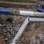 Εικόνα από drone από το πολύνεκρο σιδηροδρομικό δυστύχημα στα Τέμπη, σύγκρουση εμπορικής και επιβατικής αμαξοστοιχίας