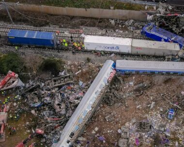 Εικόνα από drone από το πολύνεκρο σιδηροδρομικό δυστύχημα στα Τέμπη, σύγκρουση εμπορικής και επιβατικής αμαξοστοιχίας