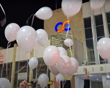 57 μπαλόνια με τα ονόματα των νεκρών του σιδηροδρομικού δυστυχήματος των Τεμπών, στον νυχτερινό ουρανό της Θεσσαλονίκης