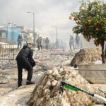Σκηνή από τα επεισόδια των κουκουλοφόρων στο μεγαλειώδες συλλαλητήριο της Αθήνας για τα δύο χρόνια από τα Τέμπη