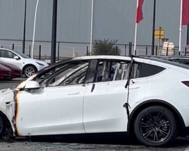 Ένα από τα 12 πυρπολημένα Tesla στην Τουλούζη