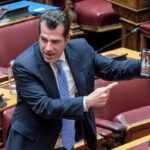 Ο βουλευτής της Νέας Δημοκρατίας, Θάνος Πλεύρης στη συζήτηση επί της πρότασης δυσπιστίας δείχνει φωτογραφία από τα επεισόδια στο Σύνταγμα μετά το συλλαλητήριο της 5ης Μαρτίου για τα Τέμπη