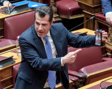 Ο βουλευτής της Νέας Δημοκρατίας, Θάνος Πλεύρης στη συζήτηση επί της πρότασης δυσπιστίας δείχνει φωτογραφία από τα επεισόδια στο Σύνταγμα μετά το συλλαλητήριο της 5ης Μαρτίου για τα Τέμπη