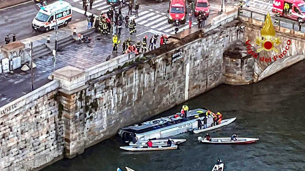 Πυροσβέστες αναζητούν τυχόν αγνοούμενους στο πούλμαν που έπεσε στον ποταμό Πάδο στο Τορίνο