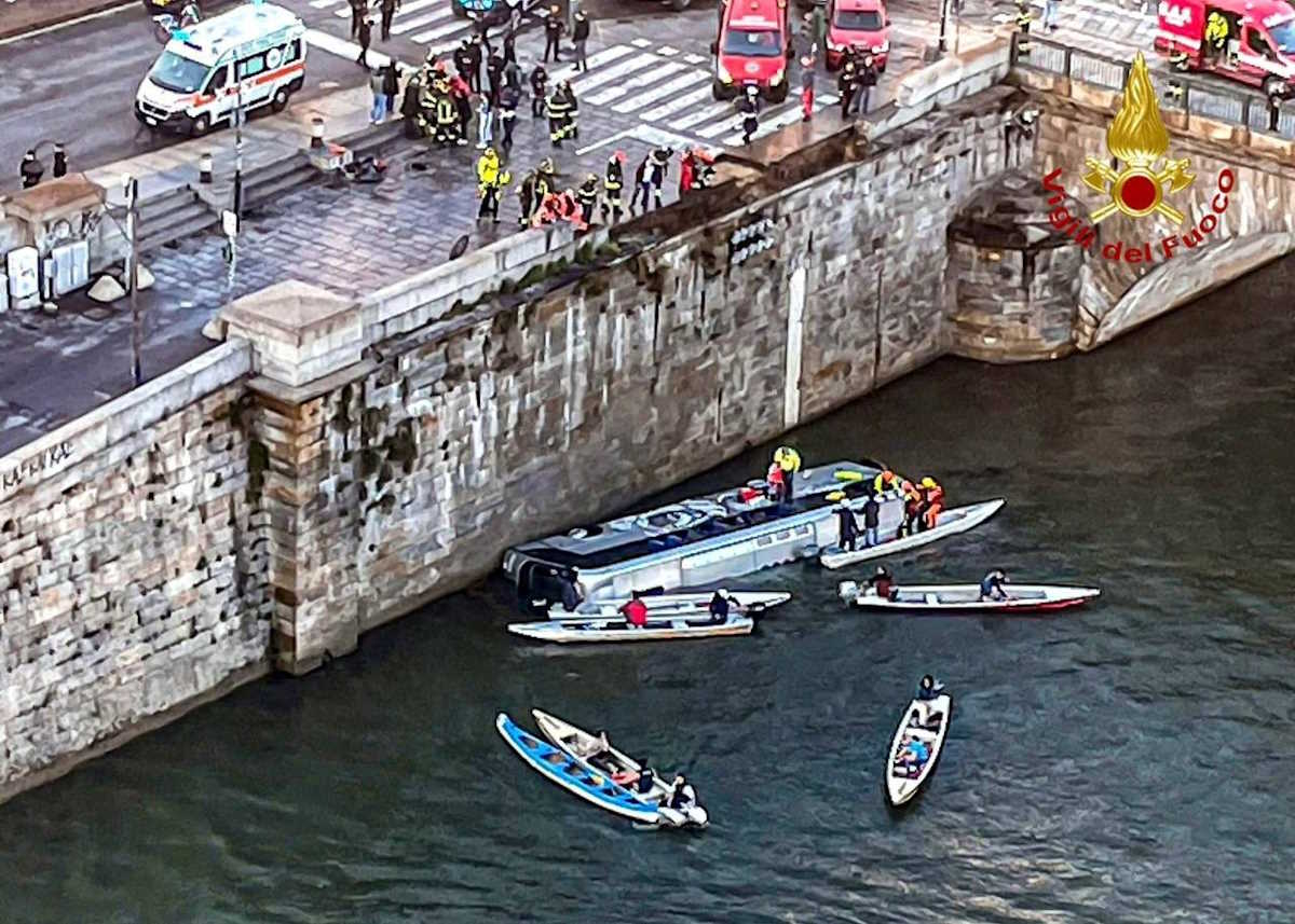 Πυροσβέστες αναζητούν τυχόν αγνοούμενους στο πούλμαν που έπεσε στον ποταμό Πάδο στο Τορίνο
