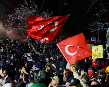 Χιλιάδες Τούρκοι διαδήλωσαν και απόψε ενάντια στη σύλληψη του Ekrem Imamoglu