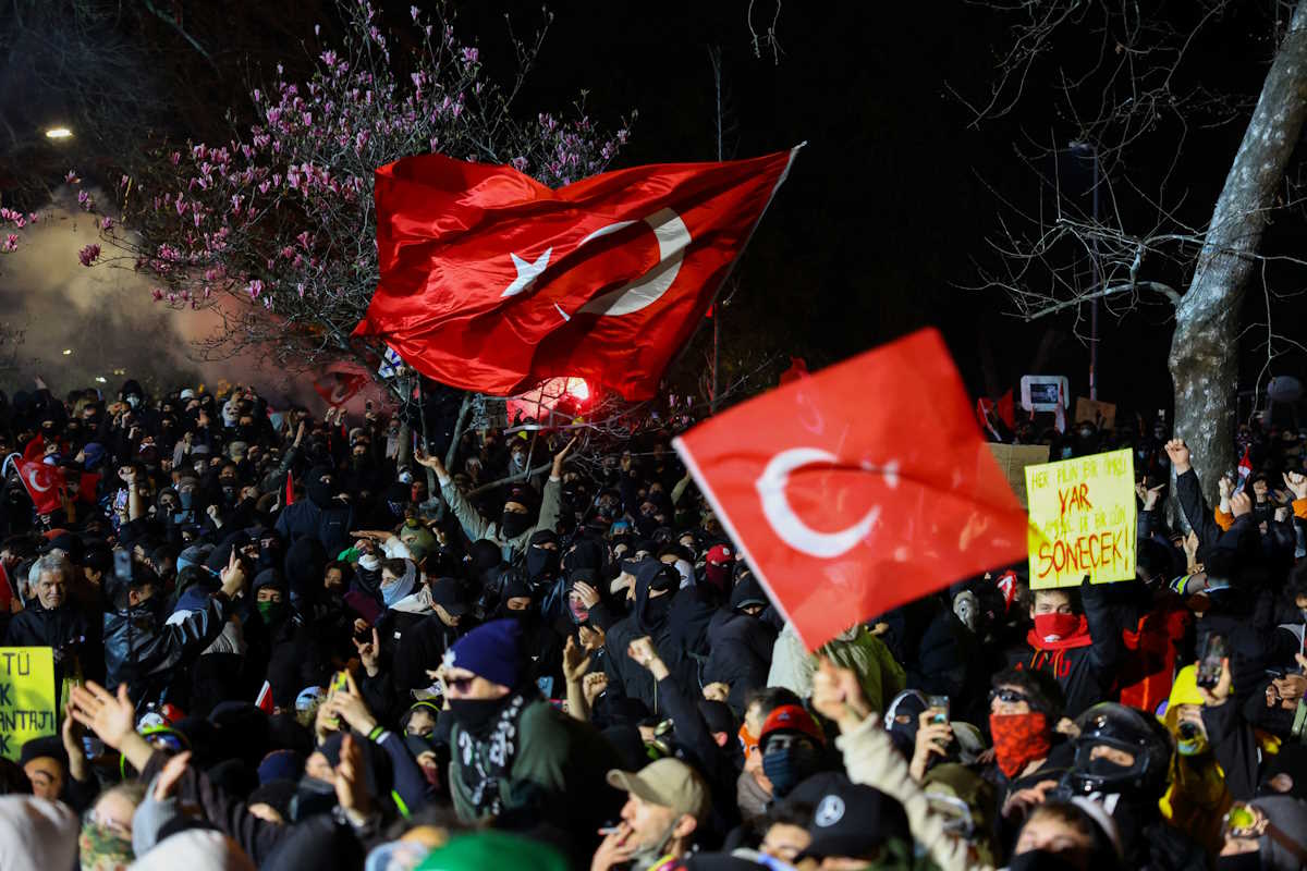 Χιλιάδες Τούρκοι διαδήλωσαν και απόψε ενάντια στη σύλληψη του Ekrem Imamoglu