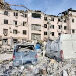 Κατεστραμμένα οχήματα και συντρίμμια από ρωσική πυραυλική επίθεση στην Ουκρανία