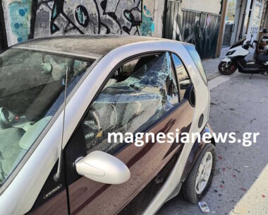 Το αυτοκίνητο της 21χρονης μετά την επίθεση του 37χρονου στον Βόλο