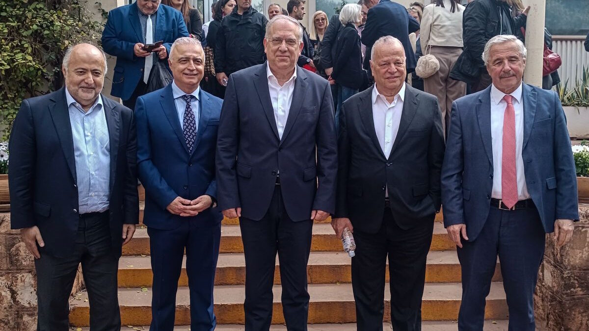 Ο Υπουργός Ανάπτυξης, Τάκης Θεοδωρικάκος, επισκέφτηκε σήμερα μαζί με τον Εκτελεστικό Αντιπρόεδρο της Ευρωπαϊκής Επιτροπής, Στεφάν Σεζουρνέ, τις εγκαταστάσεις της Metlen στον Άγιο Νικόλαο Βοιωτίας, όπου τους υποδέχτηκε ο Πρόεδρος της Metlen, Ευάγγελος Μυτιληναίος. Μαζί ήταν ο Υφυπουργός Ανάπτυξης αρμόδιος για θέματα Βιομηχανίας, Λάζαρος Τσαβδαρίδης, ο Ευρωβουλευτής της ΝΔ, Δημήτρης Τσιόδρας και η Γενική Γραμματέας Ιδιωτικών Επενδύσεων, Στελλίνα Σιαράπη