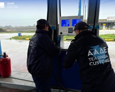 Ελεγκτές της ΑΑΔΕ σε πρατήριο καυσίμων