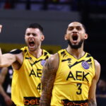 Οι παίκτες της ΑΕΚ πανηγυρίζουν τη νίκη τους