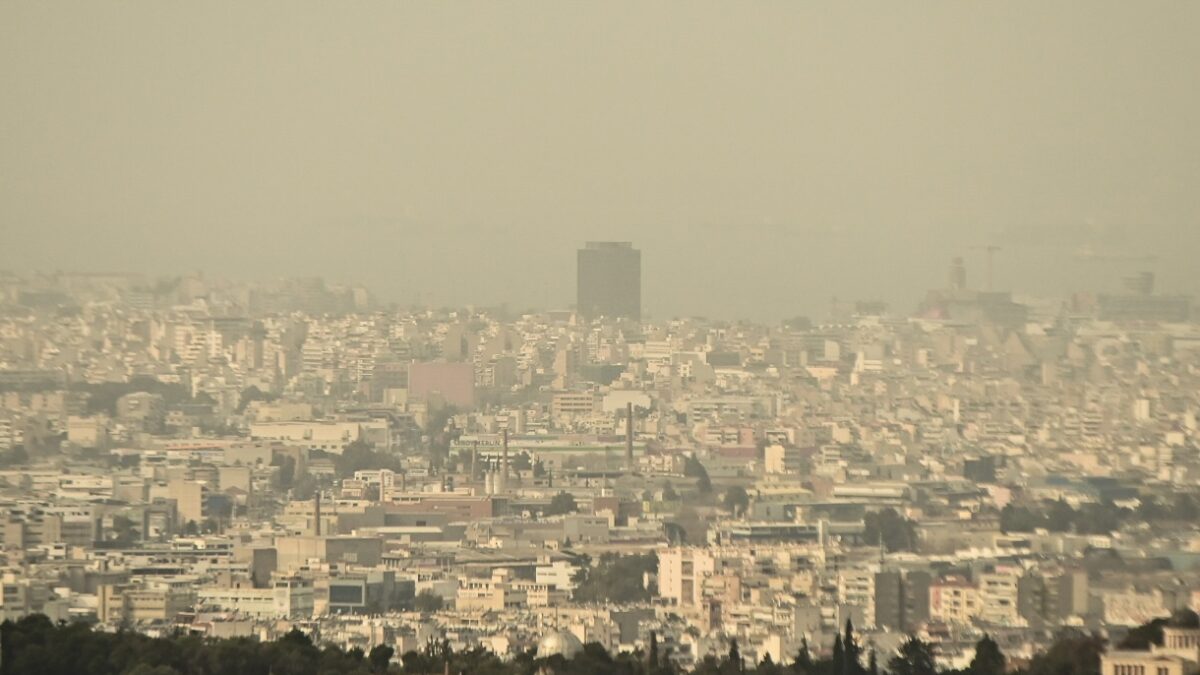 Η αφρικανική σκόνη έκανε ξανά την εμφάνισή της στον ουρανό της πρωτεύουσας