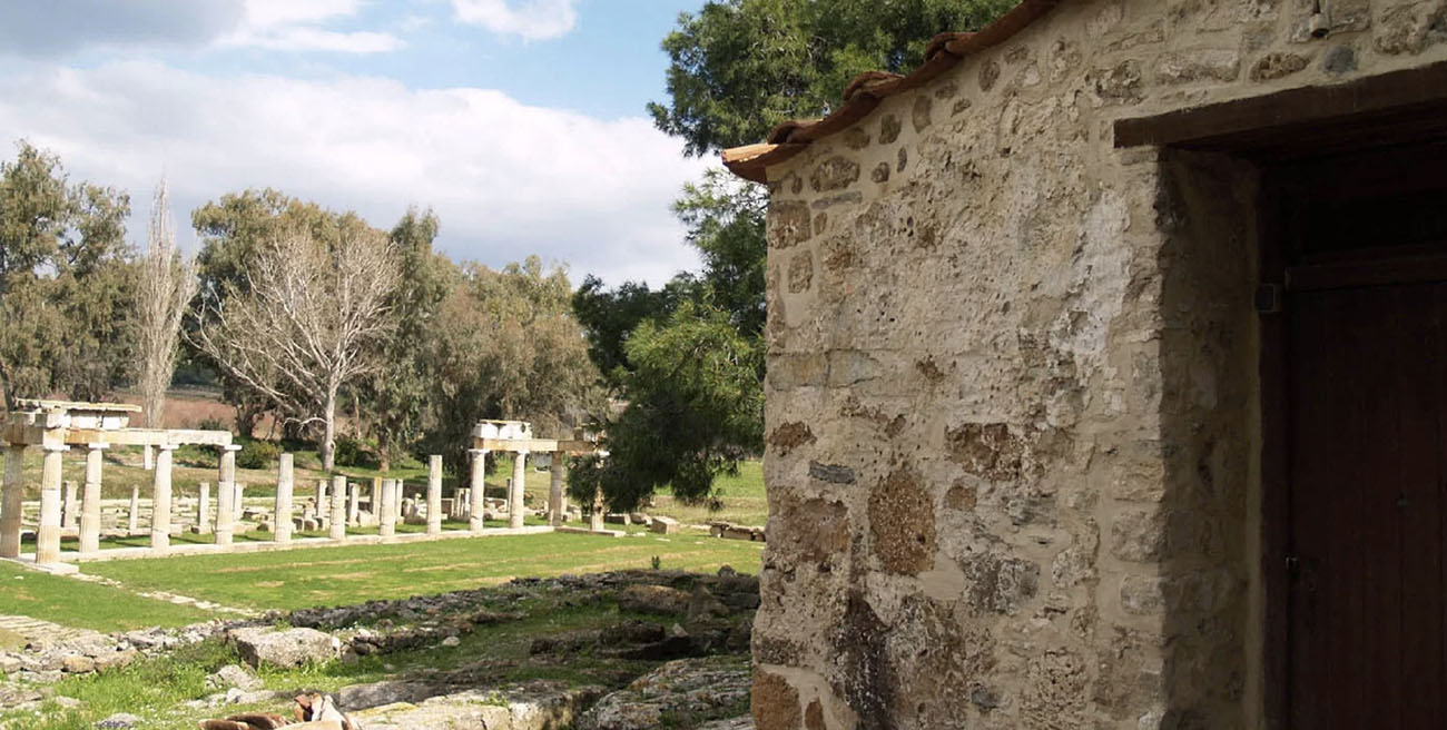 Το γραφικό εκκλησάκι του Αγίου Γεωργίου δίπλα στο ιερό της Αρτέμιδος Το γραφικό εκκλησάκι του Αγίου Γεωργίου δίπλα στο ιερό της Αρτέμιδος