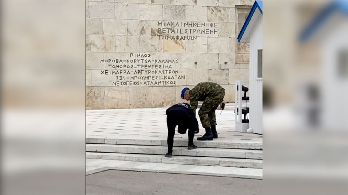 Υπάλληλος της Βουλής προσπάθησε να βανδαλίσει το μνημείο του Άγνωστου Στρατιώτη λίγο μετά την παρέλαση της 25ης Μαρτίου